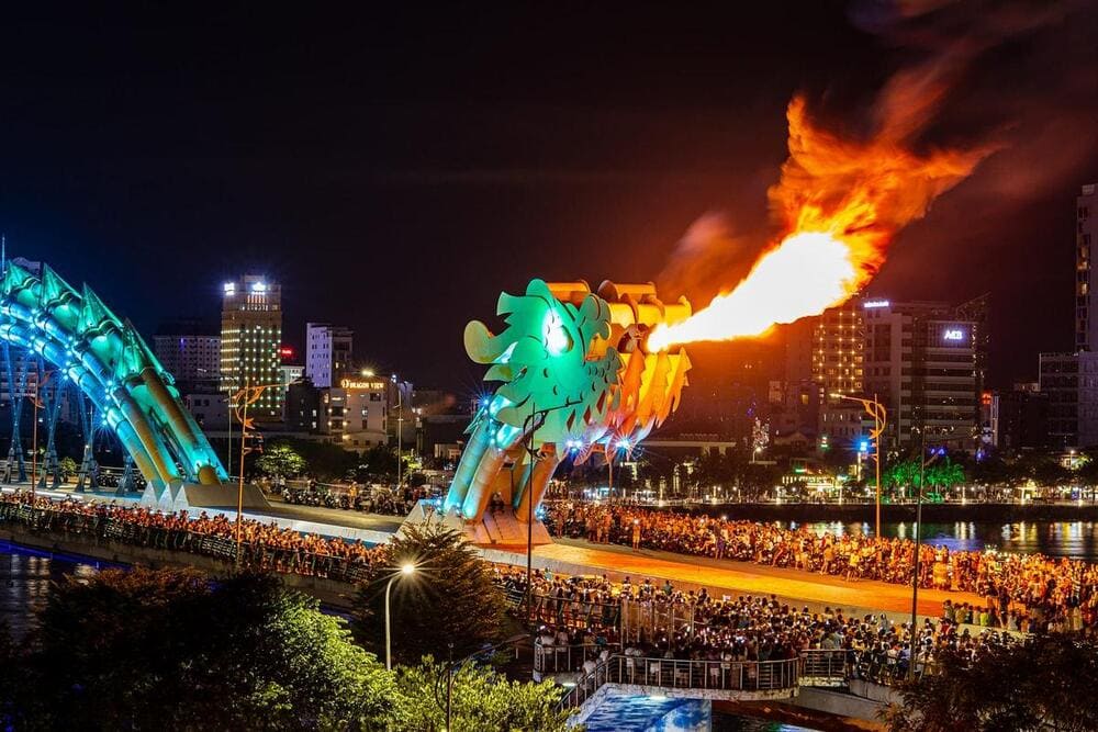 M&agrave;n tr&igrave;nh diễn phun lửa tại Cầu Rồng lu&ocirc;n thu h&uacute;t nhiều người xem v&agrave;o mỗi cuối tuần (Nguồn: Đ&agrave; Nẵng Của T&ocirc;i)